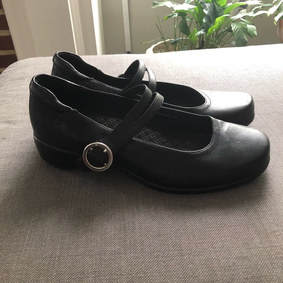 Aravon Mary Janes - Size 9 - Picture 4 of 13